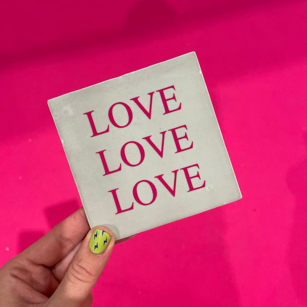 Text tegeltje voor aan de muur - LOVE (2 kleuren)